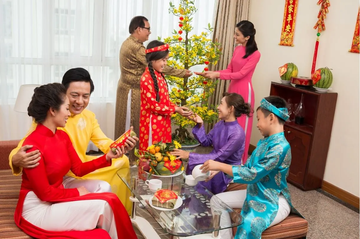 đoàn viên được hiểu là phải về sát cạnh bên nhau, cùng ngồi chung quây quần bên mâm cỗ Tết,