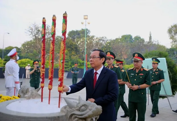 Lãnh đạo thành phố dâng hương tri ân các Anh hùng Liệt sỹ 1