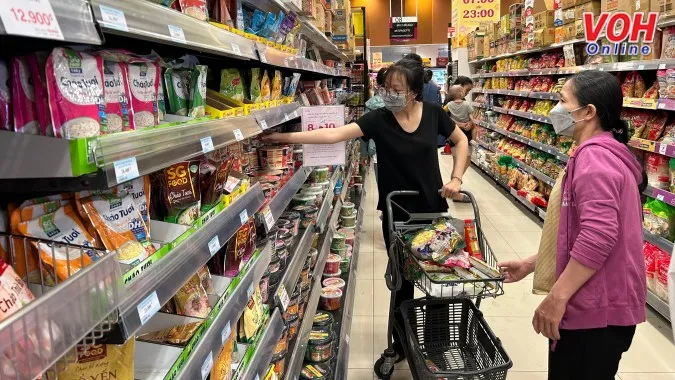 TPHCM: Người dân gấp rút mua sắm ngày giáp Tết, siêu thị chật nêm người 10