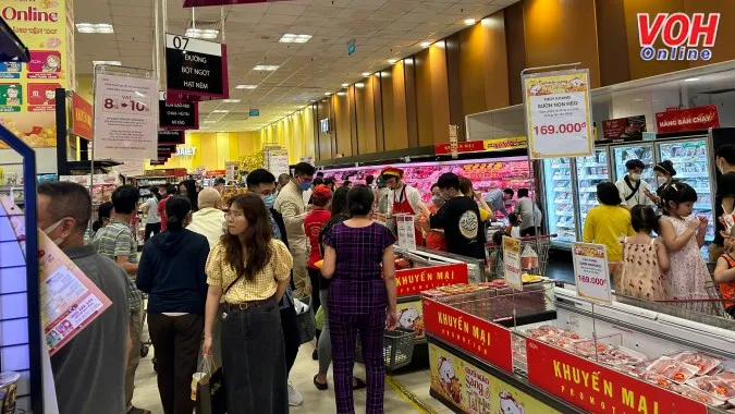 TPHCM: Người dân gấp rút mua sắm ngày giáp Tết, siêu thị chật nêm người 6