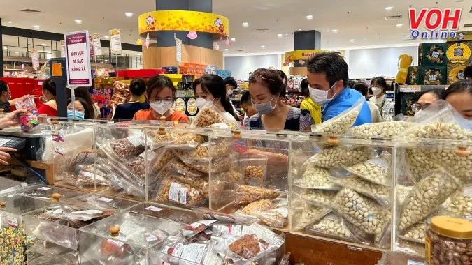 TPHCM: Người dân gấp rút mua sắm ngày giáp Tết, siêu thị chật nêm người 5