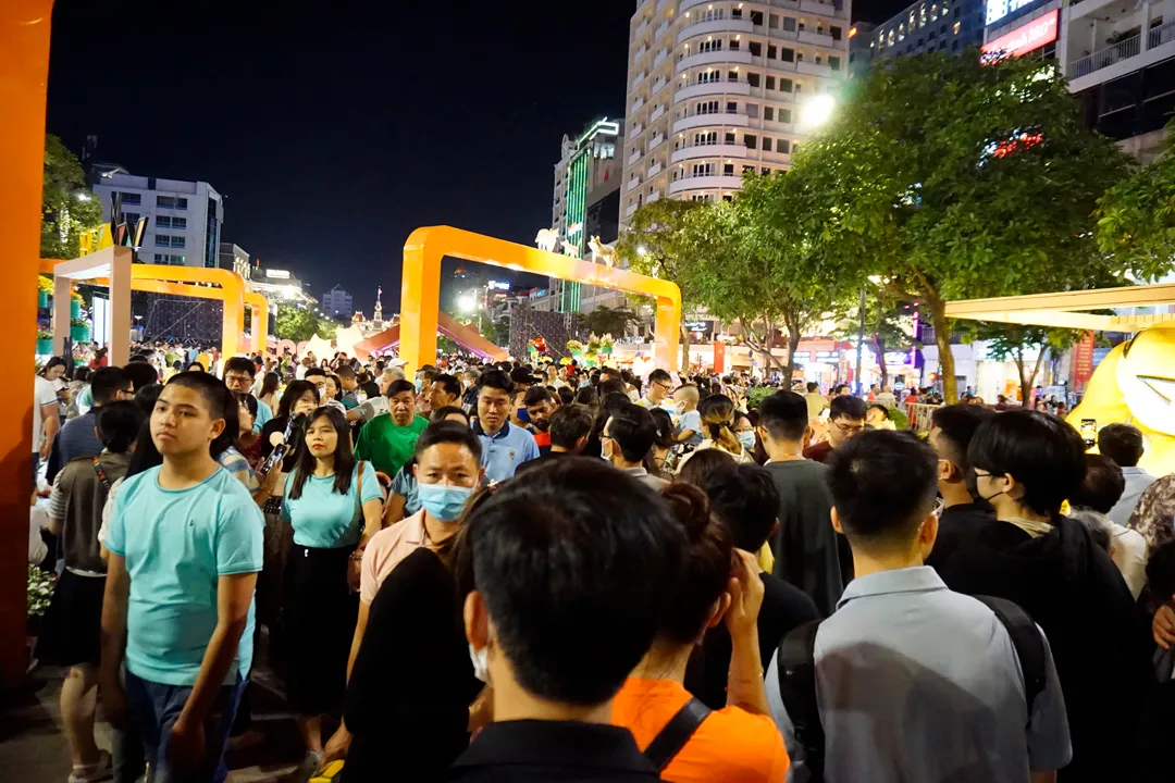 Hàng ngàn người dân và du khách đến tham quan Đường hoa Nguyễn Huệ Tết Quý Mão ngày khai mạc 11