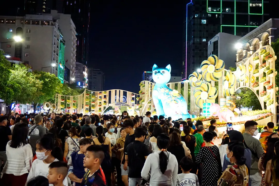 Hàng ngàn người dân và du khách đến tham quan Đường hoa Nguyễn Huệ Tết Quý Mão ngày khai mạc 5