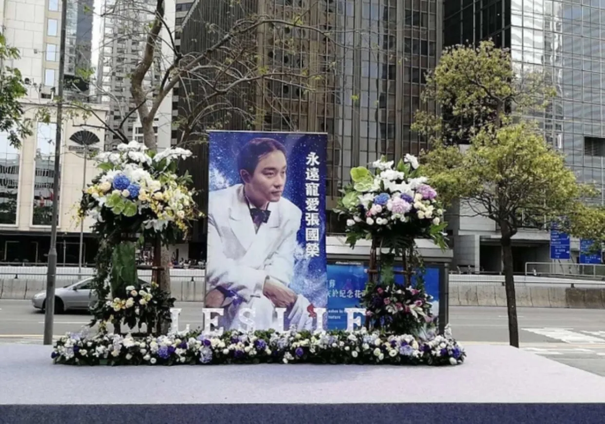 Ngày 1/4 hàng năm, người hâm mộ thường đặt ảnh, hoa tại khách sạn nơi anh qua đời và Đại lộ Ngôi Sao để tưởng nhớ Trương Quốc Vinh. (Ảnh: HK01)