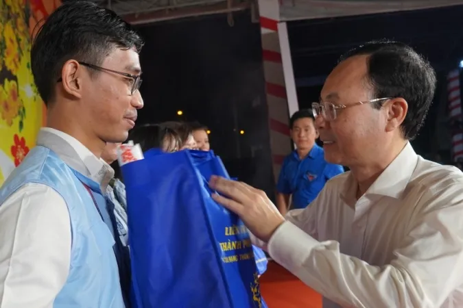 Ông Nguyễn Văn Hiếu, Phó Bí thư Thành ủy TP.HCM tặng quà và chúc Tết công nhân khó khăn có thành tích lao động tiêu biểu (