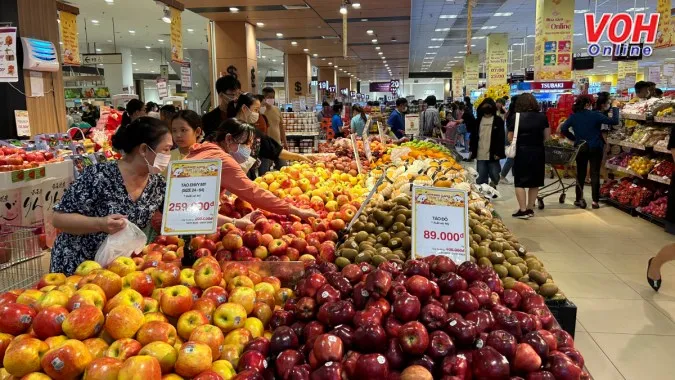 TPHCM: Người dân gấp rút mua sắm ngày giáp Tết, siêu thị chật nêm người 1