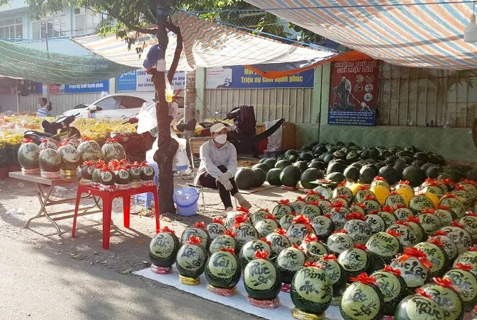 Giá cả thị trường hôm nay 19/1/2023: Dưa hấu khắc chữ thư pháp "được mùa" 2