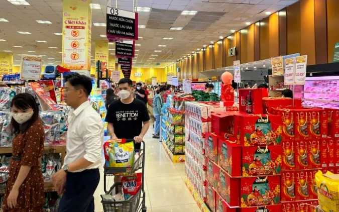 TPHCM: Người dân gấp rút mua sắm ngày giáp Tết, siêu thị chật nêm người 4