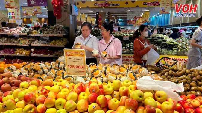 TPHCM: Người dân gấp rút mua sắm ngày giáp Tết, siêu thị chật nêm người 2