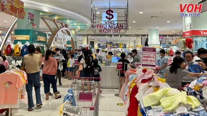 TPHCM: Người dân gấp rút mua sắm ngày giáp Tết, siêu thị chật nêm người 9