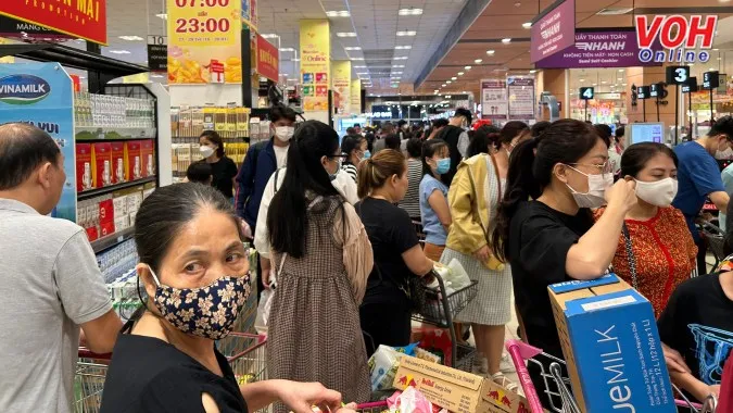TPHCM: Người dân gấp rút mua sắm ngày giáp Tết, siêu thị chật nêm người 3