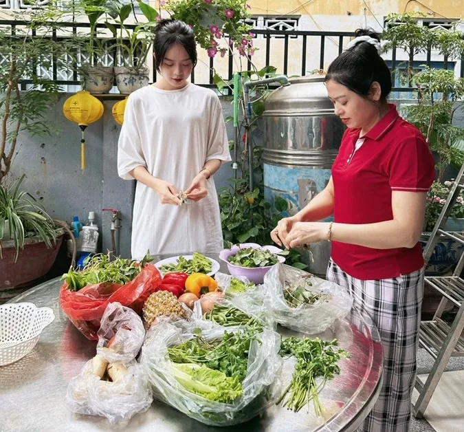 Sao Việt chuẩn bị đón Giao thừa 2023: Hoa hậu Thanh Thủy lộ mặt mộc, Đoàn Di Băng khoe cơ ngơi 1