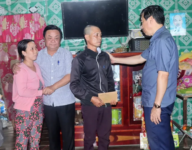 Bộ trưởng Bộ NN&PTNT Lê Minh Hoan thăm và động viên gia đình bé Hạo Nam 1