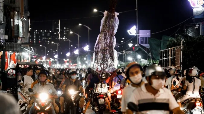 Người dân TPHCM háo hức chờ đón đêm giao thừa Tết Quý Mão 2