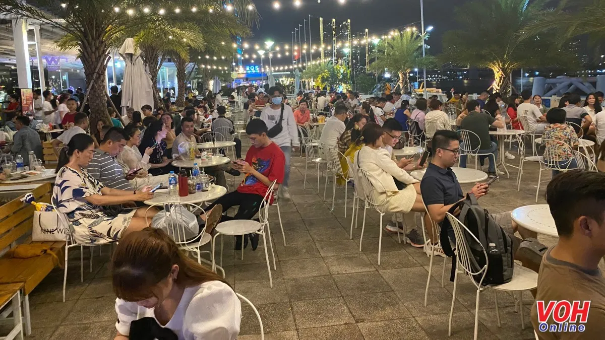 Người dân TPHCM háo hức chờ đón đêm giao thừa Tết Quý Mão