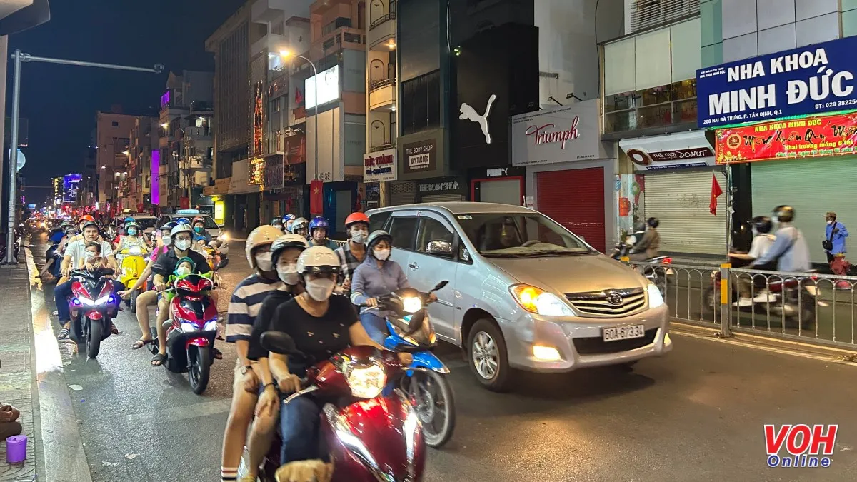 Người dân TPHCM háo hức chờ đón đêm giao thừa Tết Quý Mão