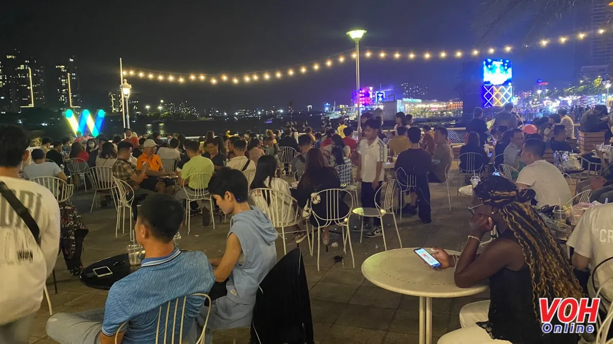 Người dân TPHCM háo hức chờ đón đêm giao thừa Tết Quý Mão