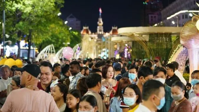 Người dân TPHCM háo hức chờ đón đêm giao thừa Tết Quý Mão 4