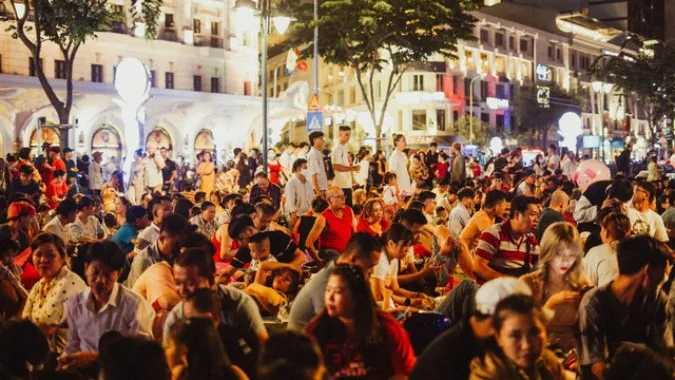 Người dân TPHCM háo hức chờ đón đêm giao thừa Tết Quý Mão 1