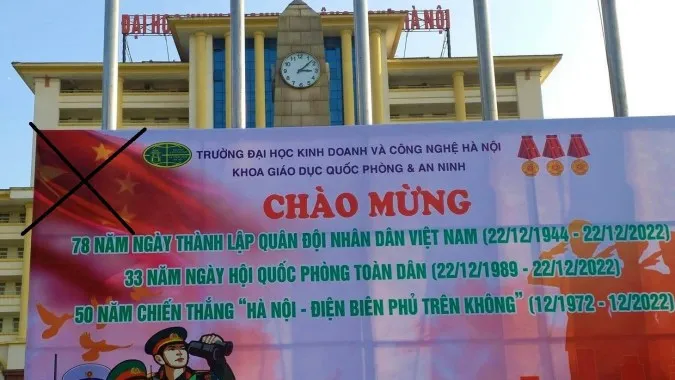 Công ty in cờ Trung Quốc lên pano trường đại học bị xử phạt 50 triệu đồng 1