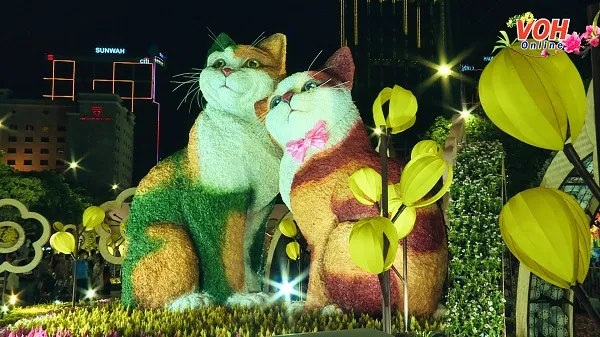 Người dân TPHCM phấn khởi xem pháo hoa mừng năm mới 2