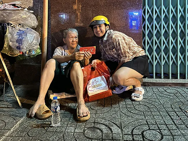 “Xuân về trên phố”- lì xì người khó khăn trên đường phố