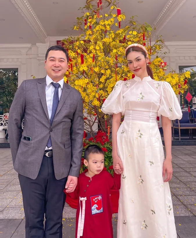 Dàn mỹ nhân Việt 'thả dáng' với áo dài đầu năm 2023: 2 con gái MC Quyền Linh chiếm spotlight 12