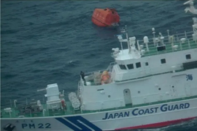 Chìm tàu chở hàng ngoài khơi Nhật Bản, 9 người vẫn còn mất tích 1
