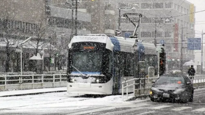 Nhật Bản: Giao thông tê liệt vì tuyết rơi dày đặc 1