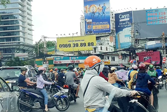 Mùng 5 tết, nhiều nơi giao thông đông đúc, di chuyển khó khăn 1