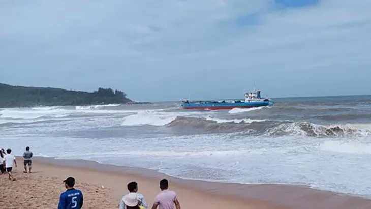 Tàu chở hàng gặp nạn ngoài vùng biển Quảng Ngãi, có nguy cơ tràn dầu 1