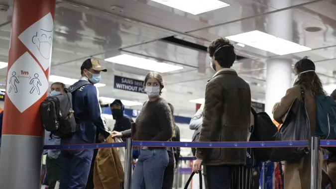 Hành khách xếp hàng chờ làm thủ tục tại sân bay Roissy Charles de Gaulle, Pháp. Ảnh: AFP 