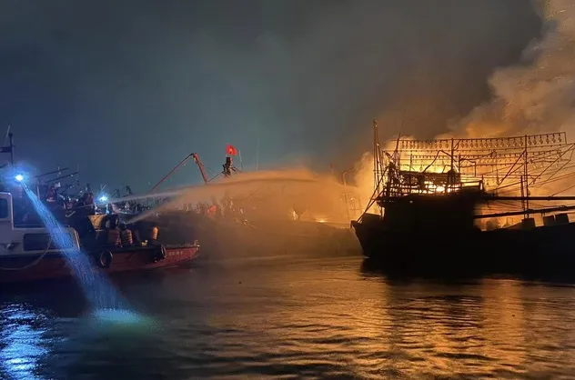 Cháy ba tàu cá, khẩn trương ngăn cháy ra gần 60 tàu trong khu vực 1