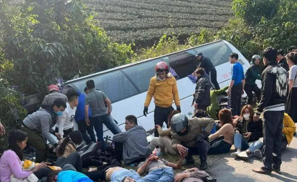 Lật xe khách tại Phú Thọ, nhiều hành khách bị thương 1