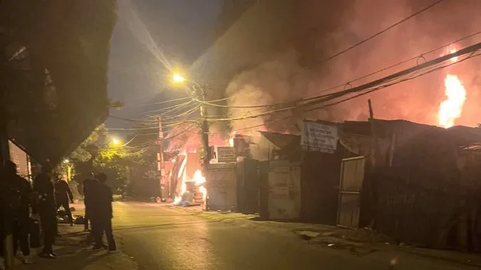 Hà Nội: Dãy xưởng tạm bốc cháy ngùn ngụt 1