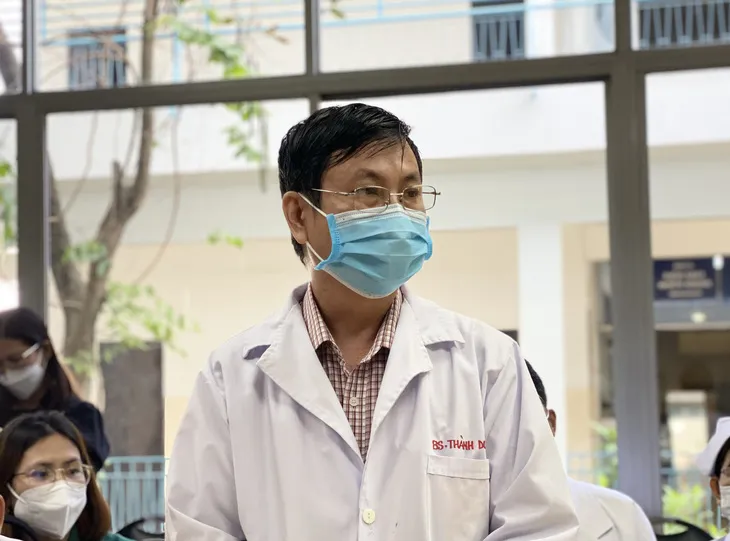 Bác sĩ Nguyễn Thành Dũng - giám đốc Bệnh viện Bệnh nhiệt đới - báo cáo công tác phòng chống dịch bệnh -