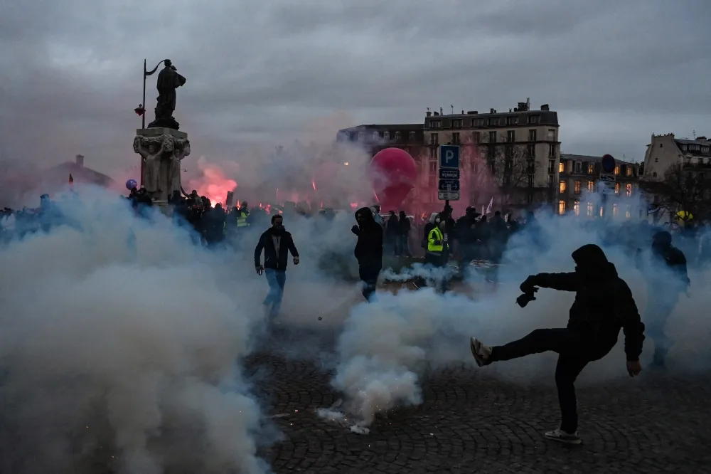Pháp: Hơn 1,27 triệu người tham gia biểu tình phản đối cải cách lương hưu 1