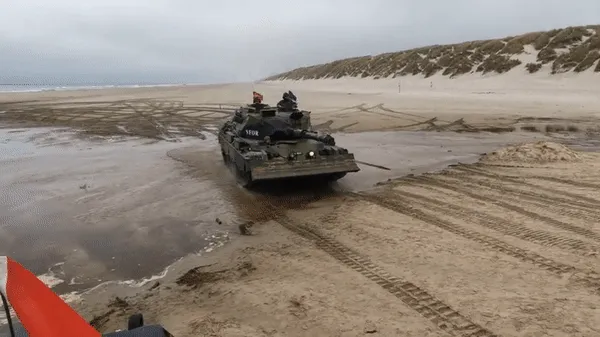 Tin thế giới sáng 4/2: Trung Quốc khẳng định 'bóng bay' ở Mỹ là thiết bị dân sự đi lạc; Đức đồng ý gửi xe tăng Leopard 1 cho Ukraine