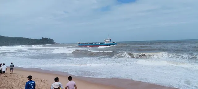 Quảng Ngãi: Đã hút hết dầu trên tàu mắc cạn ngoài biển 1