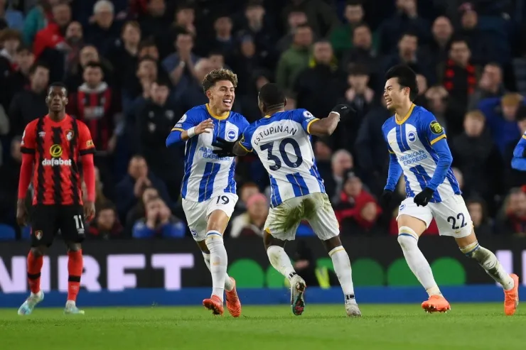 Brighton áp sát Tottenham, Leicester ngược dòng ngoạn mục