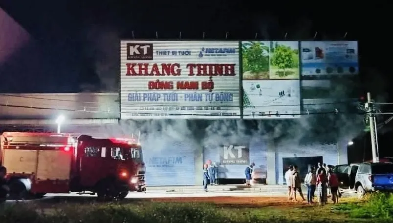 Cháy rụi kho hàng thiết bị điện ở TP. Long Khánh, tỉnh Đồng Nai 1