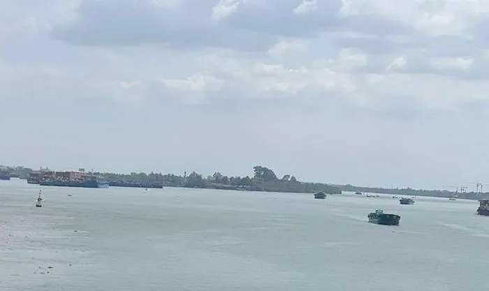 Lật thuyền trên sông Đồng Nai, 1 người chết 1