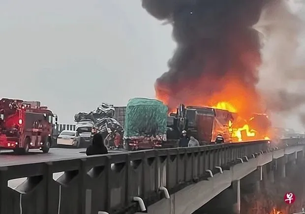 16 người thiệt mạng trong vụ tai nạn liên hoàn trên đường cao tốc tại Trung Quốc 1