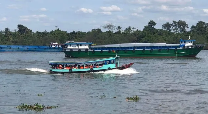 Thuyền chở khách ngang sông Đồng Nai