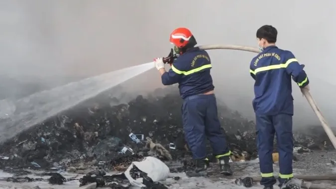 Hà Nội: Cháy lớn tại bãi phế liệu 1