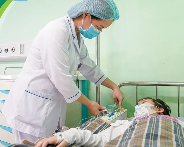 Bé gái bị ngã cầu thang, thận phải chấn thương nặng 1