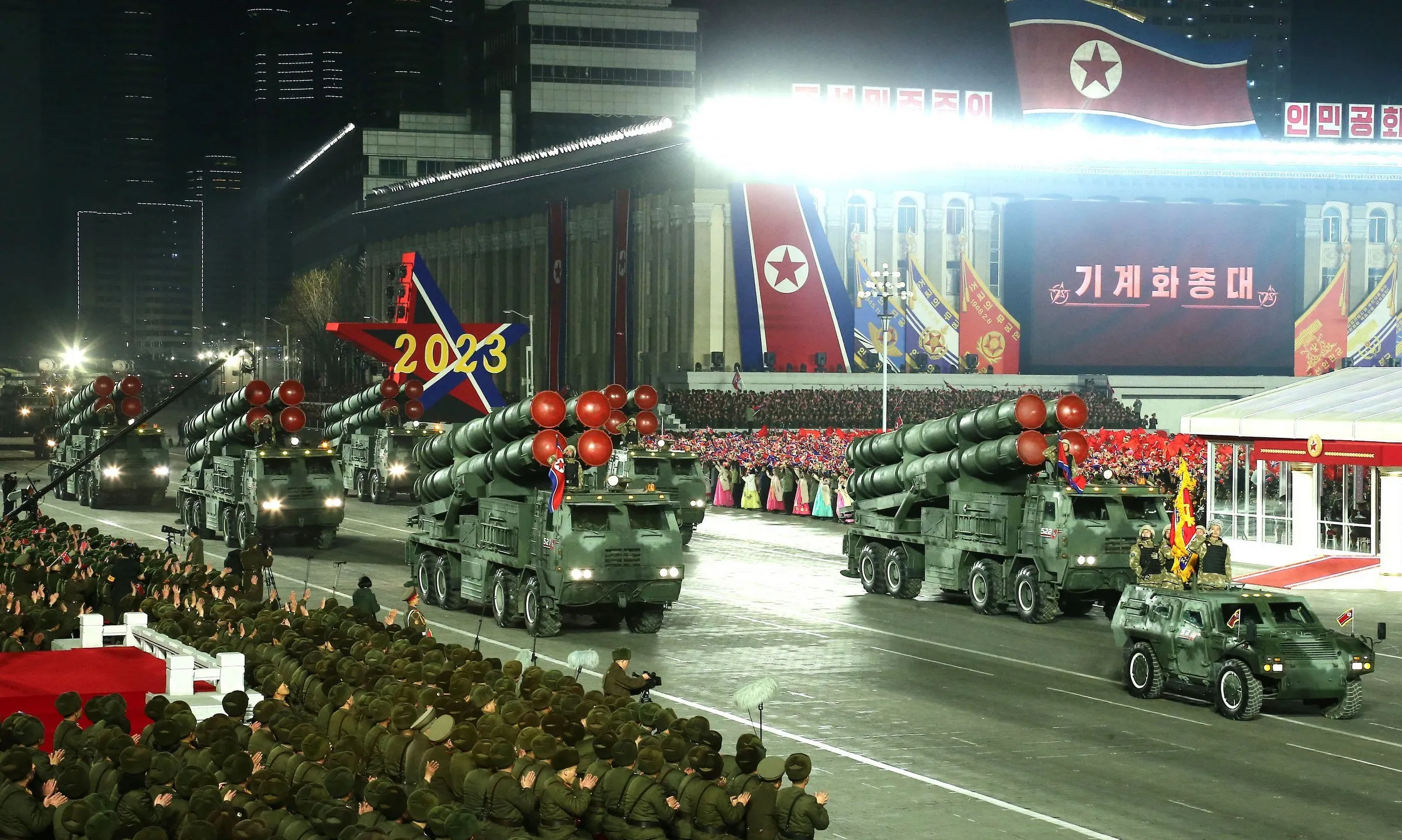 Triều Tiên duyệt binh phô diễn số lượng tên lửa hạt nhân lớn nhất từ trước đến nay
