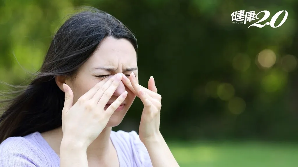 Nhìn chằm chằm vào máy tính trong thời gian dài, ở lâu trong phòng máy lạnh, lão hóa... dễ gây khô mắt (Nguồn: TVBS)