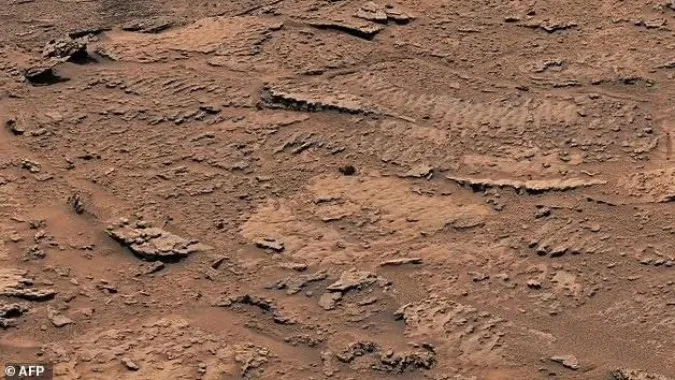 Tàu vũ trụ NASA phát hiện tảng đá bị sóng thủy triều phá vỡ trên sao hỏa 1