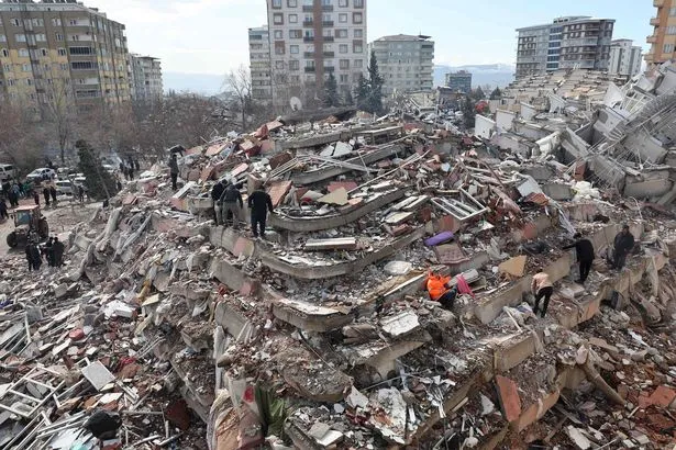 Thổ Nhĩ Kỳ bắt hơn 100 nghi phạm liên quan hàng loạt tòa nhà bị sập trong động đất 1